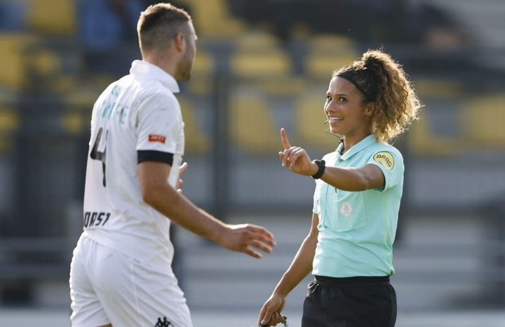 Futbalista sa zaľúbil do rozhodkyne v zápase, v ktorom dostal červenú